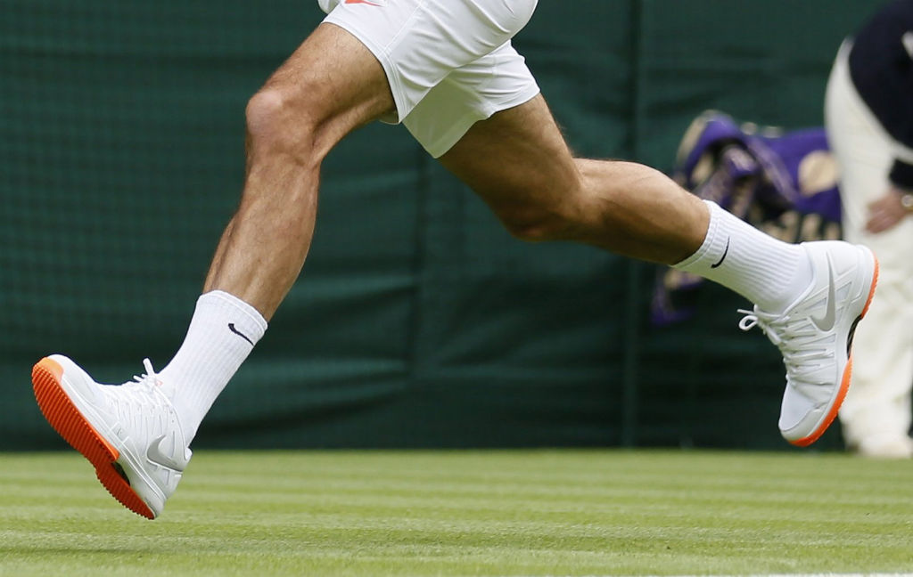 Roger Federer wearing Nike Vapor 9 Tour LE Orange Sole (1)