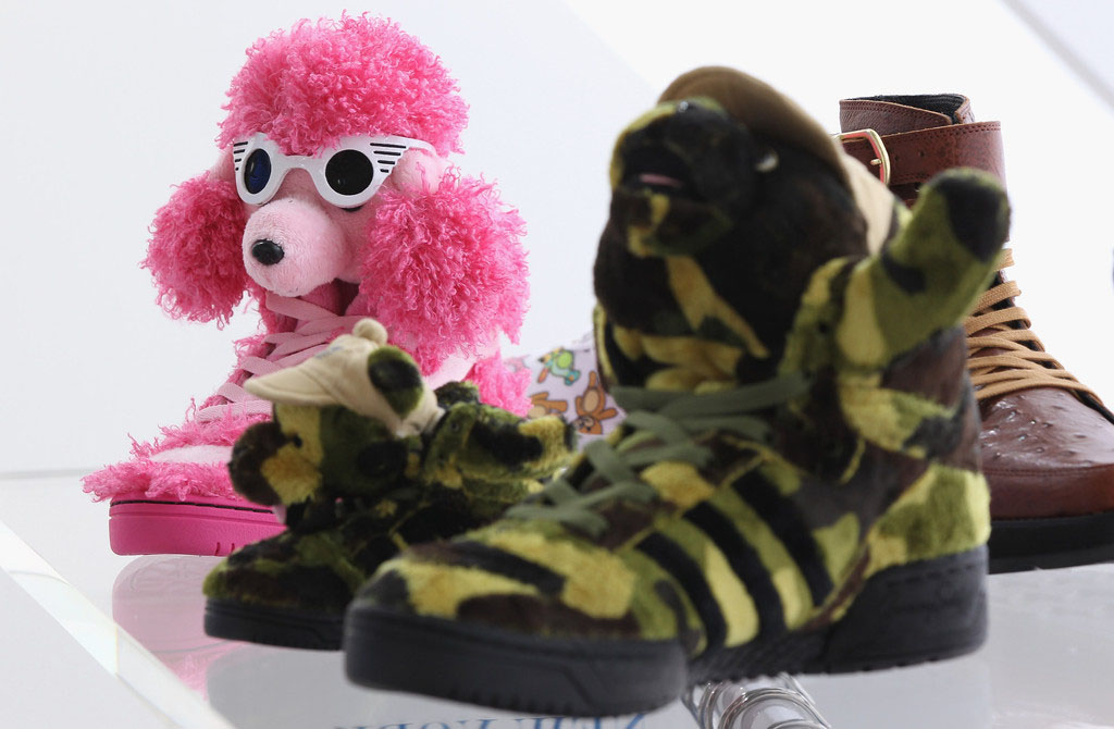 Adidas jeremy scott poodle. Адидас Джереми Скотт пудель. Adidas Jeremy Scott Dog. Кроссовки адидас пудель.