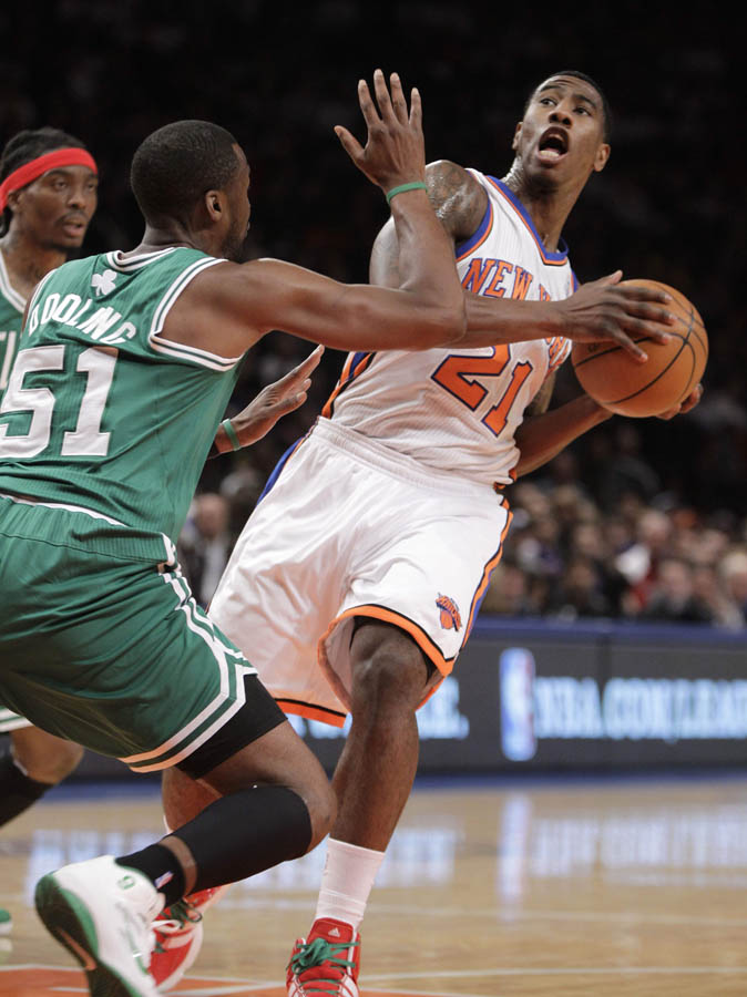 Keyon Dooling wearing Rajon Rondo's Nike Shoes (8)