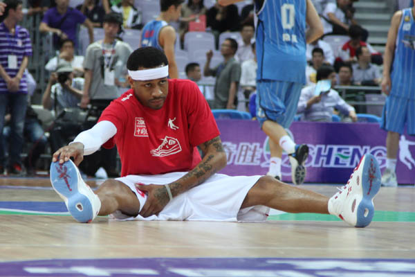 Allen Iverson wearing Reebok Question White Red (4)