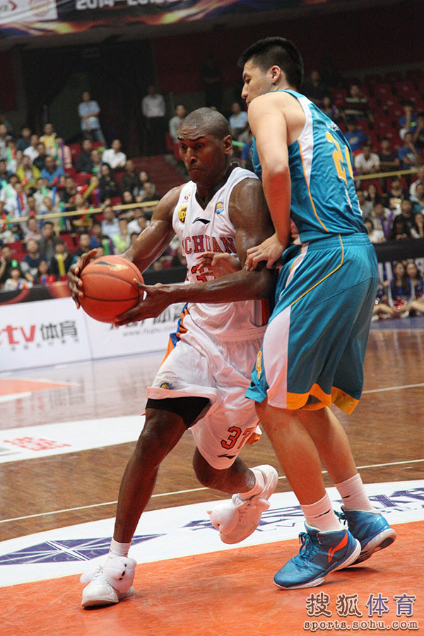 Metta World Peace aka Ron Artest wearing Panda Sneakers (2)