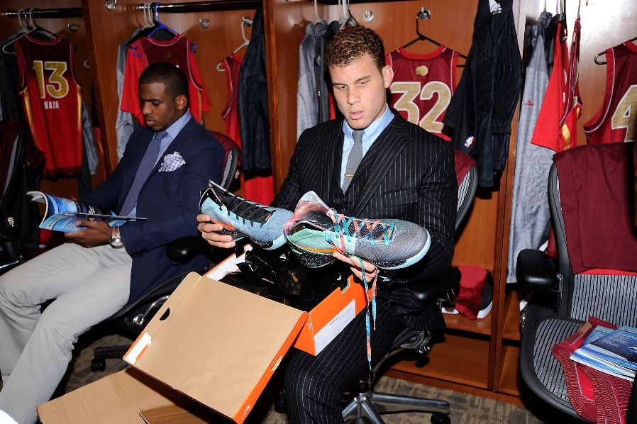 Blake Griffin Unboxing Galaxy Nike Zoom Hyperdunk 2011 Supreme Shoes