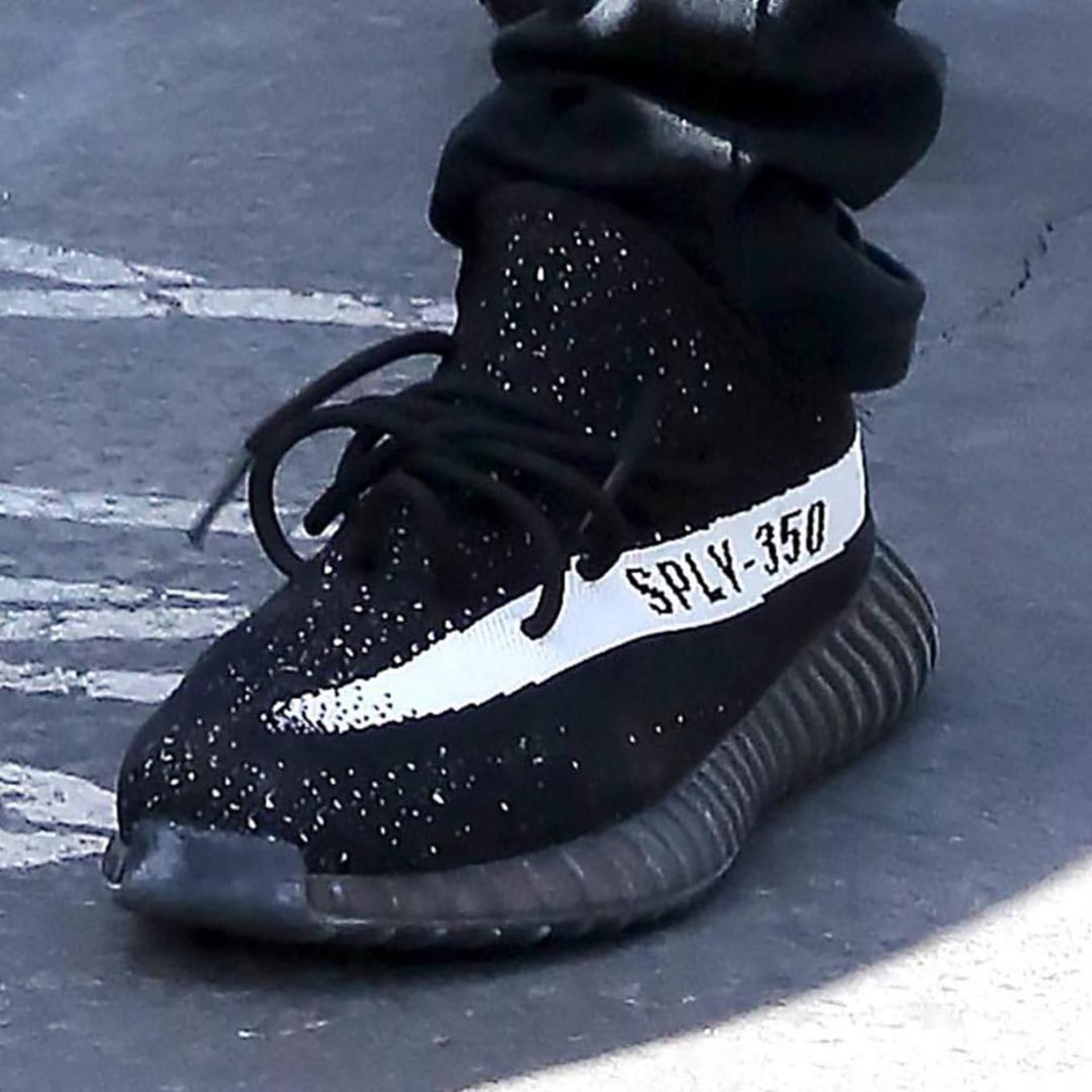 yeezy 350 black white stripe