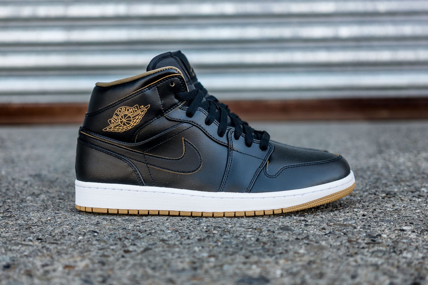 air jordan 1 mid gold and black