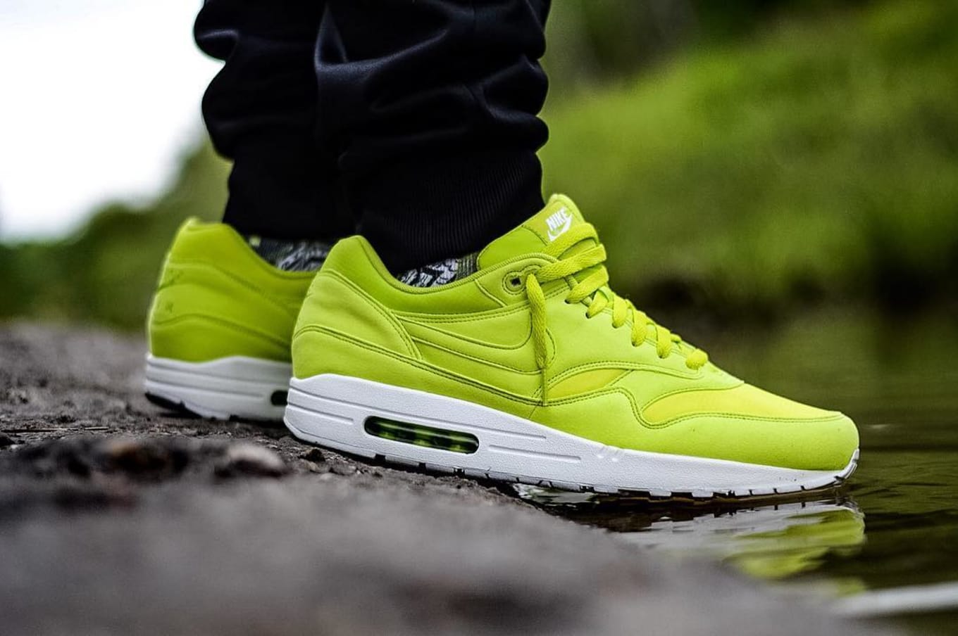 nike air max 1 neon