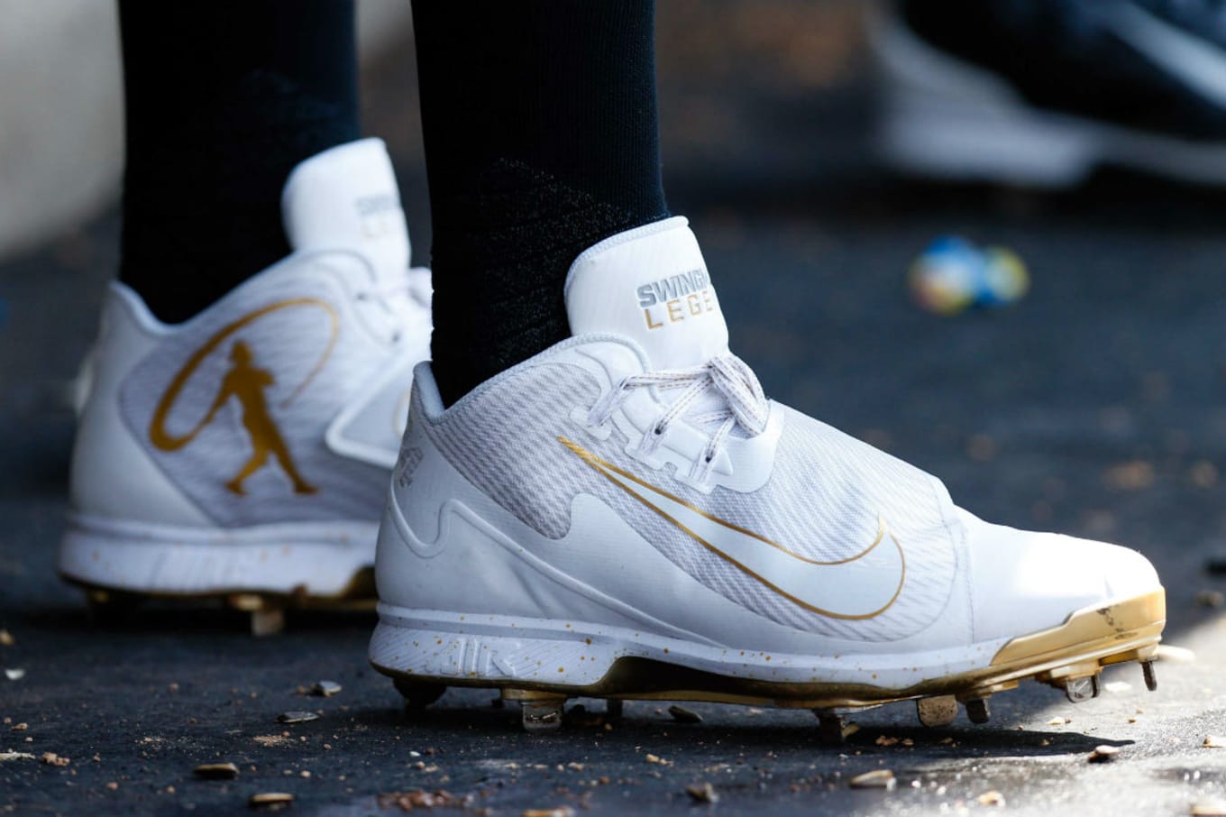 white and gold nike baseball cleats