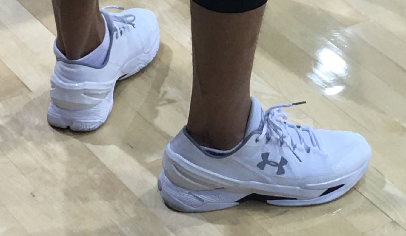 Stephen Curry Practices in the \