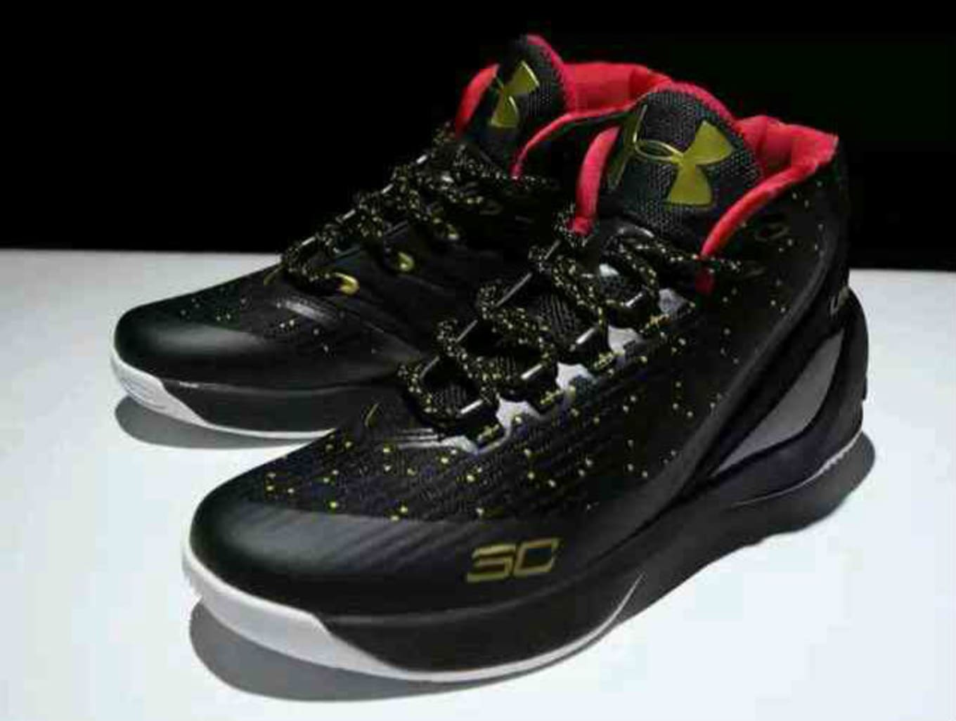 Under Armor Stephen Curry 30’s black and yellow court shoes ...