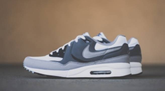 air max light essential black