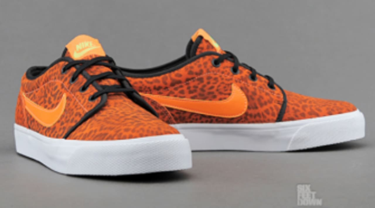 nike toki low orange