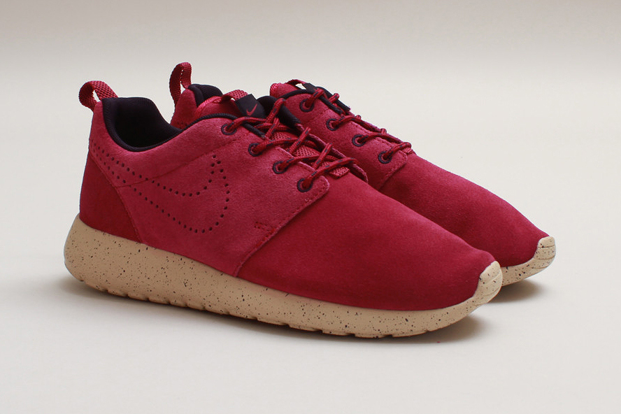 All red nike roshe hot sale womens