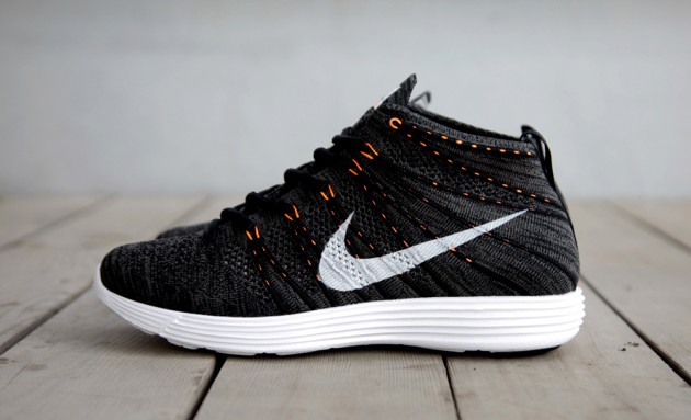 Nike flyknit chukka black cheap and white