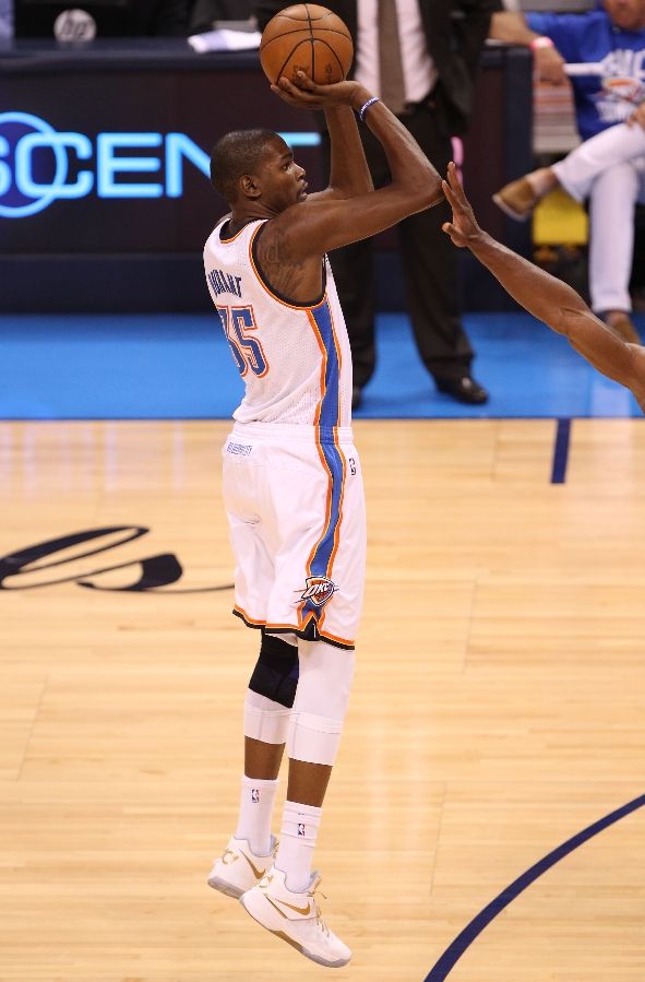 Kevin Durant wearing Nike Zoom KD IV White Gold Finals