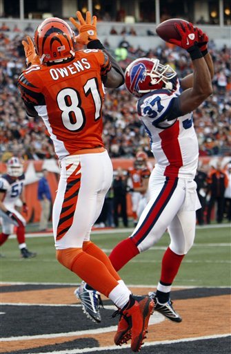 Terrell Owens Breaks Out Orange Air Jordan 3 PE Cleats Against Bills