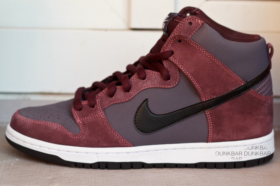 burgundy nike skate shoes