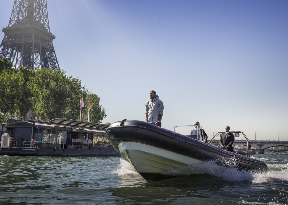 kevin durant crusing la seine like a boss