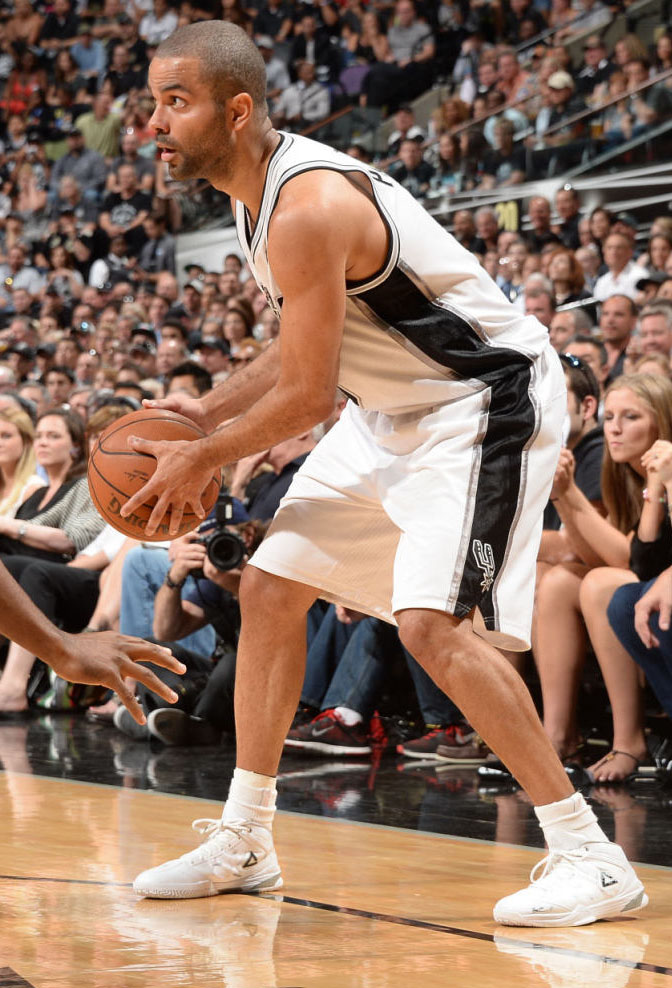 Tony Parker wearing PEAK Team Lightning