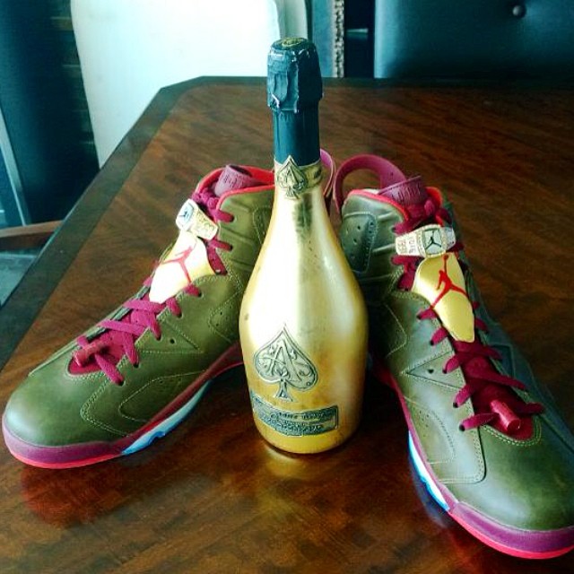 Warren Sapp Picks Up Air Jordan VI 6 Cigar