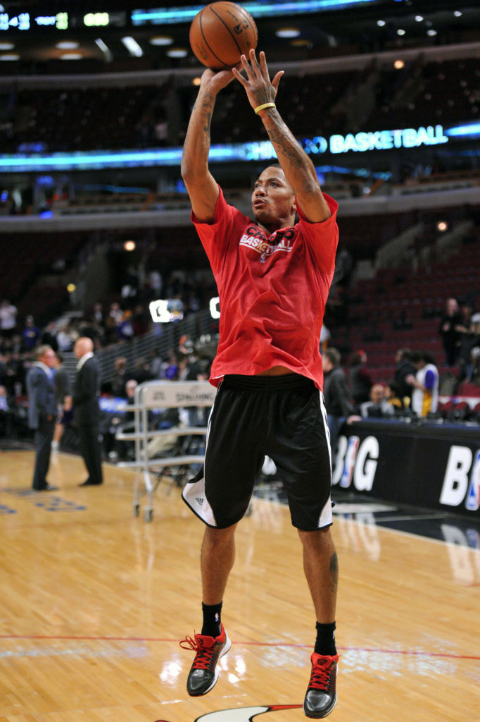 Derrick Rose wearing adidas Rose 3 Low The Chi