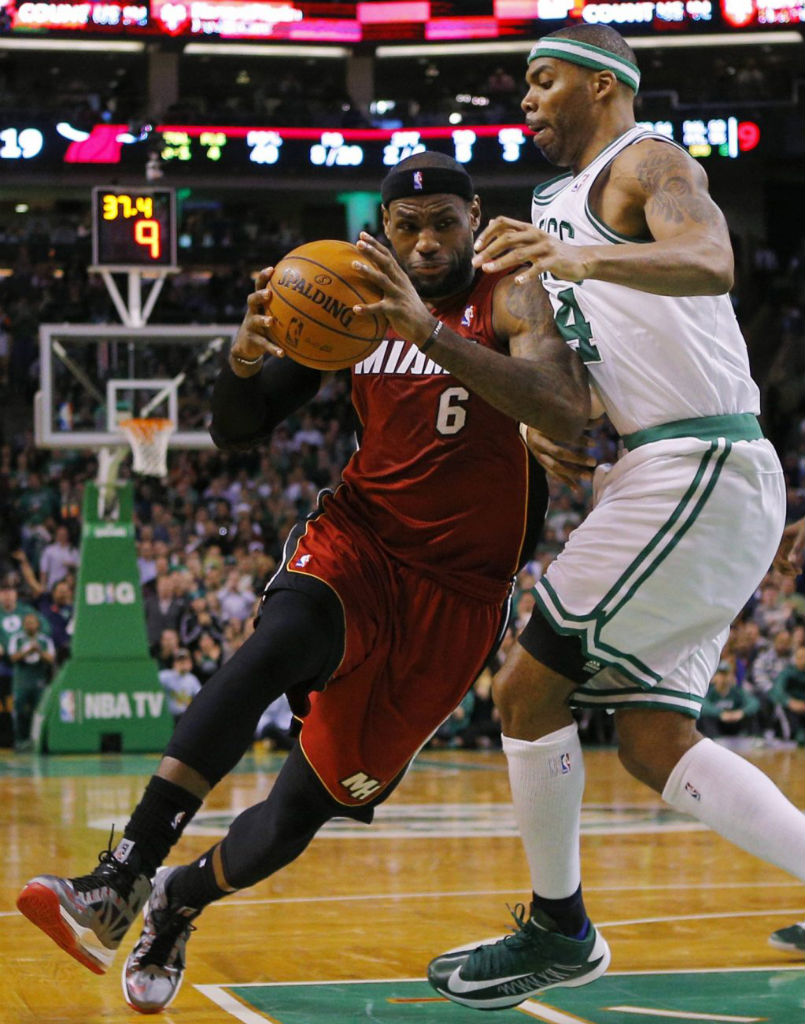 LeBron James Knights Jason Terry In Nike LeBron X PE (2)