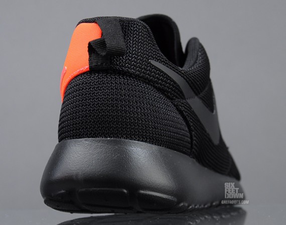 Nike roshe run store total black