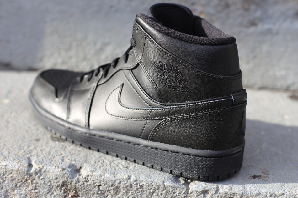 air jordan retro 1 mid black