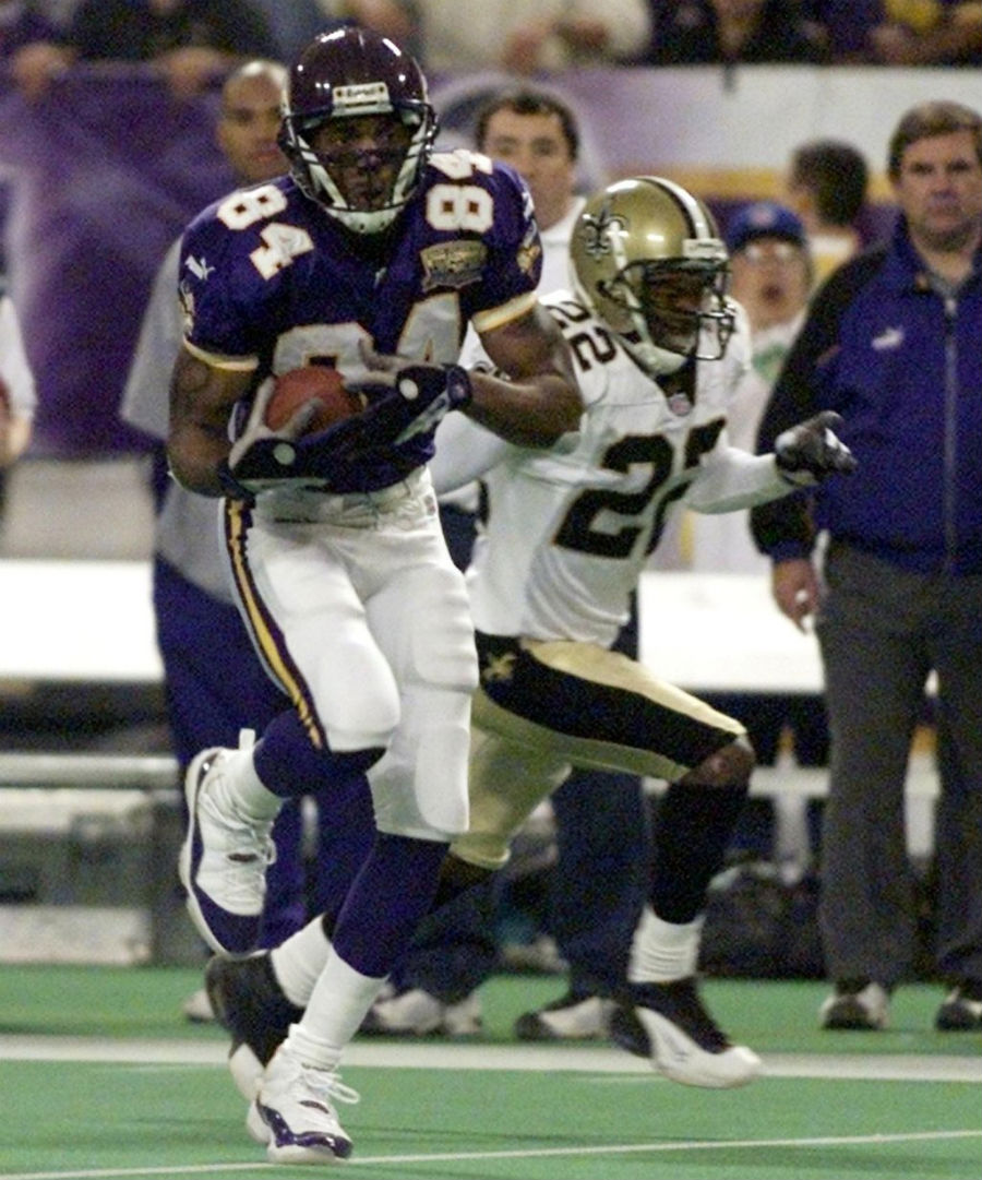 Randy Moss wearing Air Jordan XI 11 Vikings PE (3)