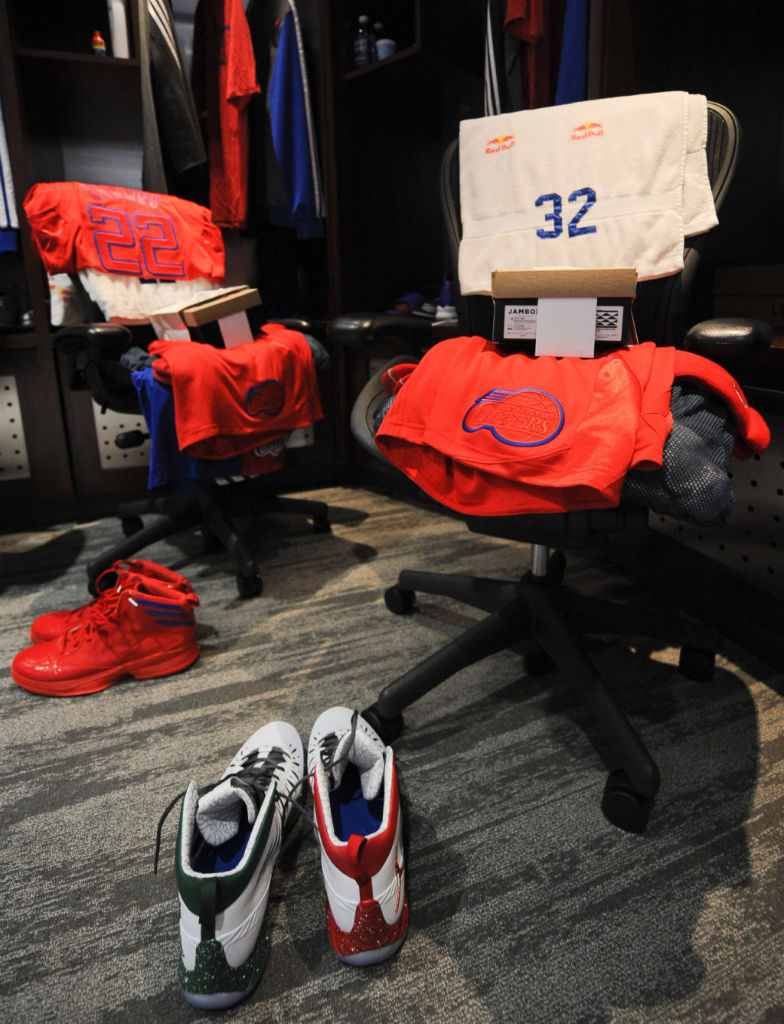 Blake Griffin wearing Jordan Super.Fly Christmas PE (2)