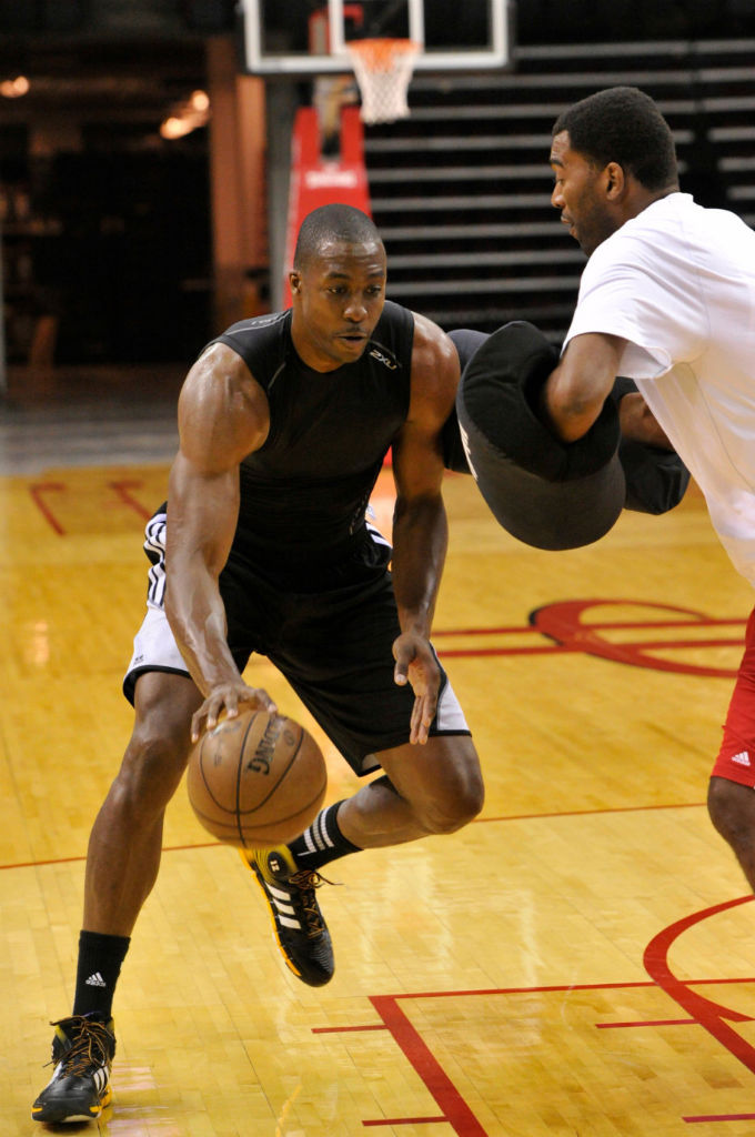 Dwight Howard wearing adidas D Howard 4 Lakers PE (6)