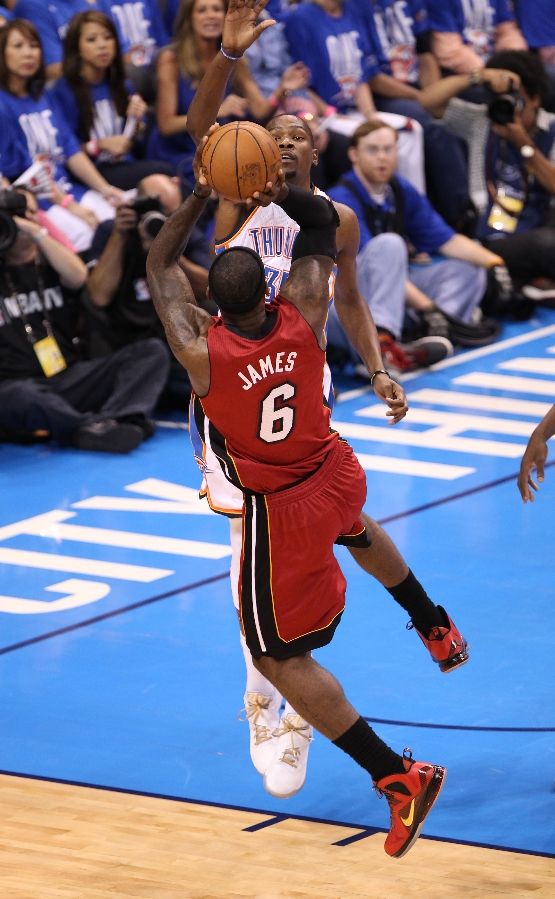 LeBron James wears Nike LeBron 9 P.S. Elite Finals Red (12)