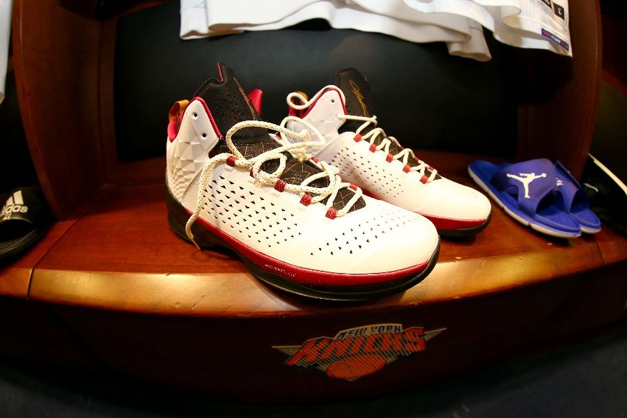 Carmelo Anthony wearing Jordan Melo M11 Cardinal Christmas (2)