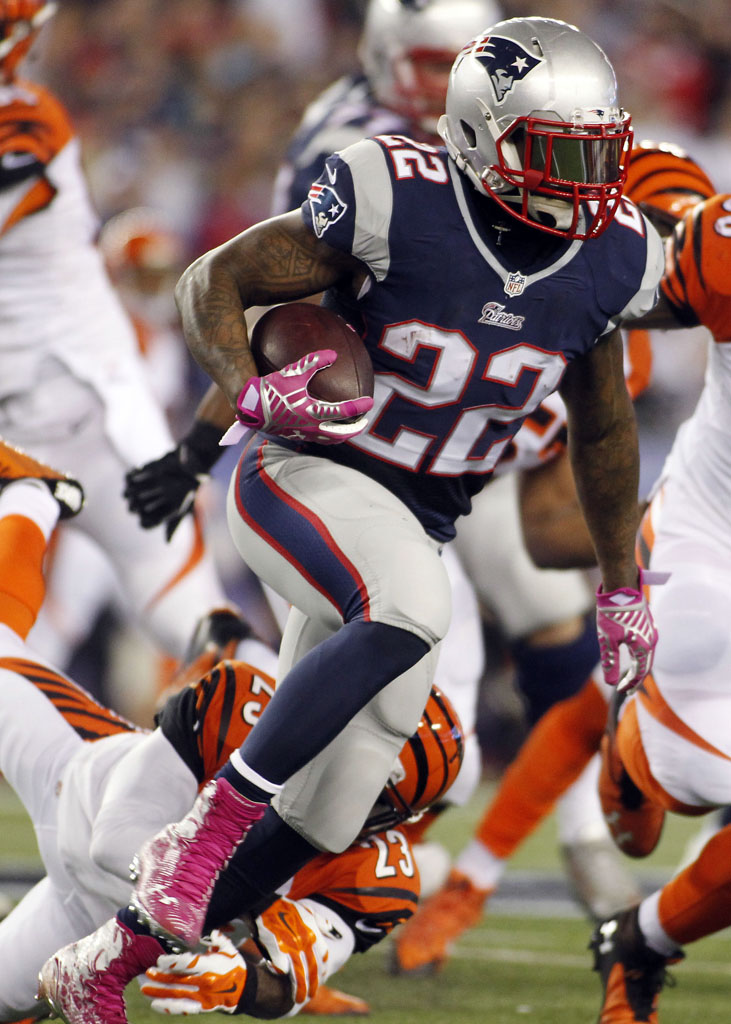 Steven Ridley wearing Under Armour Highlight MC Breast Cancer Awareness Pink Cleats