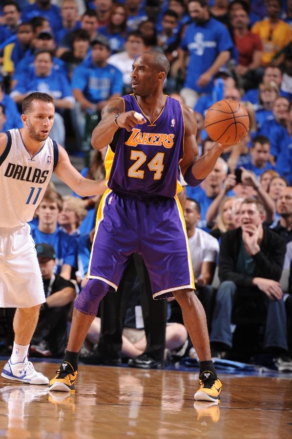 Kobe Bryant wearing the Nike Zoom Kobe VI POP; JJ Barea wearing the Converse Star Player EVO Low