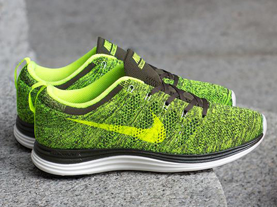 nike flyknit lunar green