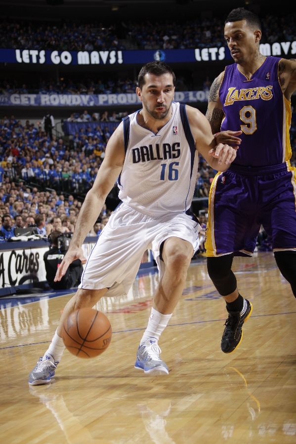 Peja Stojakovic wearing the Nike Zoom Kobe VI; Matt Barnes wearing adidas adiZero Crazy Light