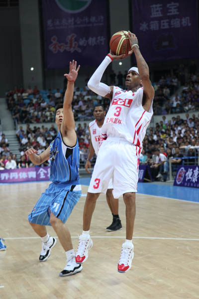 Allen Iverson wearing Reebok Question White Red (5)