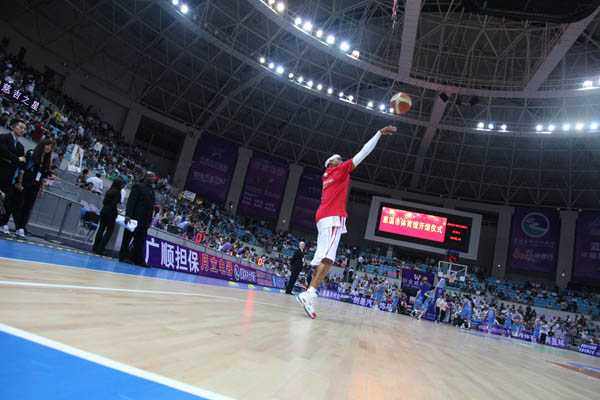 Allen Iverson wearing Reebok Question White Red (2)