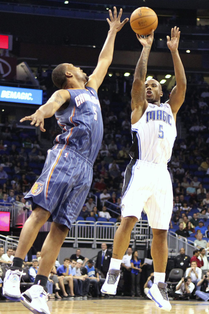 Quentin Richardson wearing Air Jordan 2010 Team Orlando Magic Home White/Grey PE