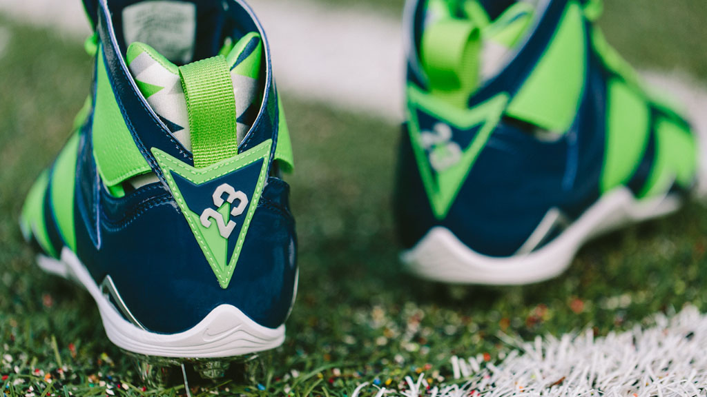 Earl Thomas wearing Air Jordan VII 7 PE Cleats in Super Bowl XLIX (2)