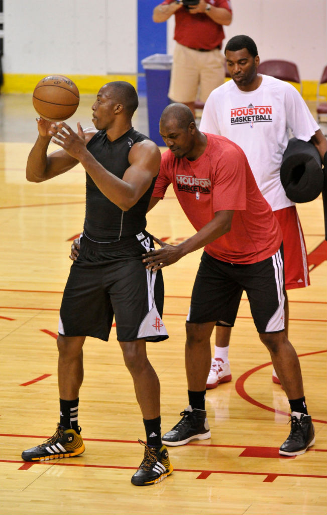 Dwight Howard wearing adidas D Howard 4 Lakers PE (3)