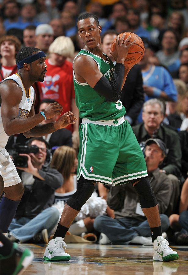 Rajon Rondo posts up in the Nike Zoom Hyperfuse