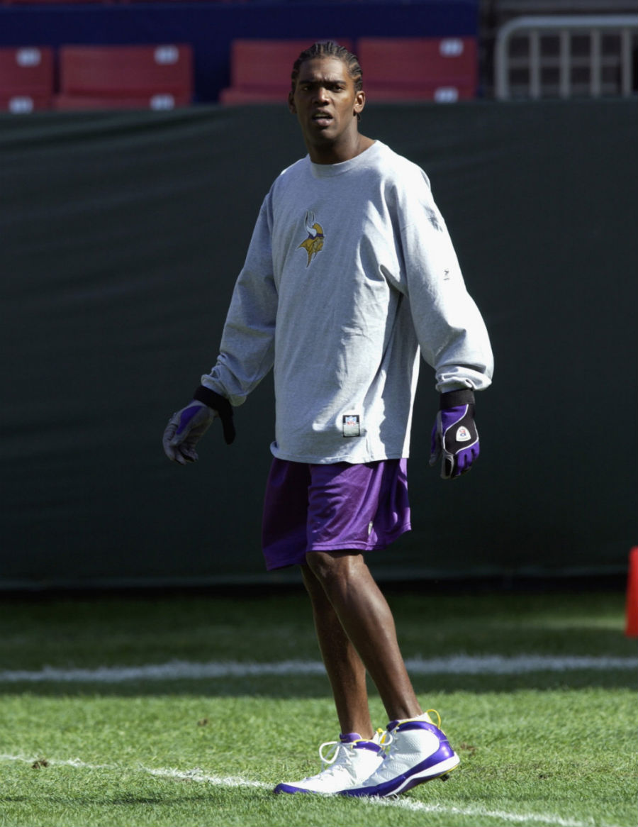 Randy Moss wearing Air Jordan IX 9 Minnesota Vikings PE (1)