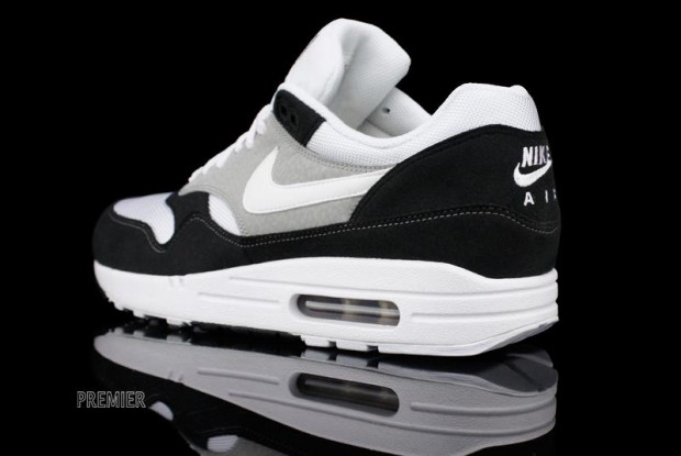 nike air max 1 black and white