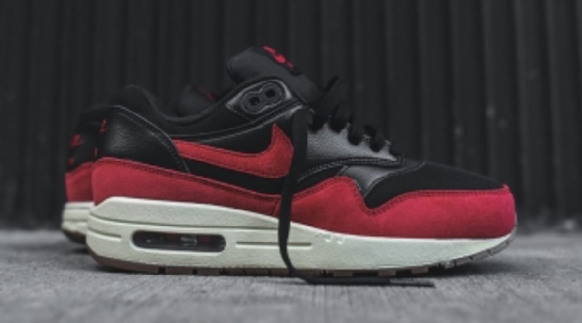 air jordan one black toe