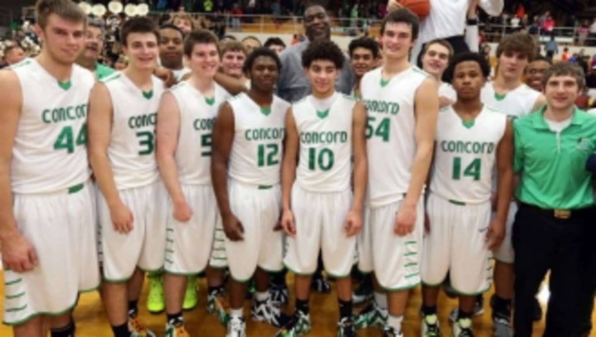 Shawn Kemp Visits His Former High School's Basketball Team In the