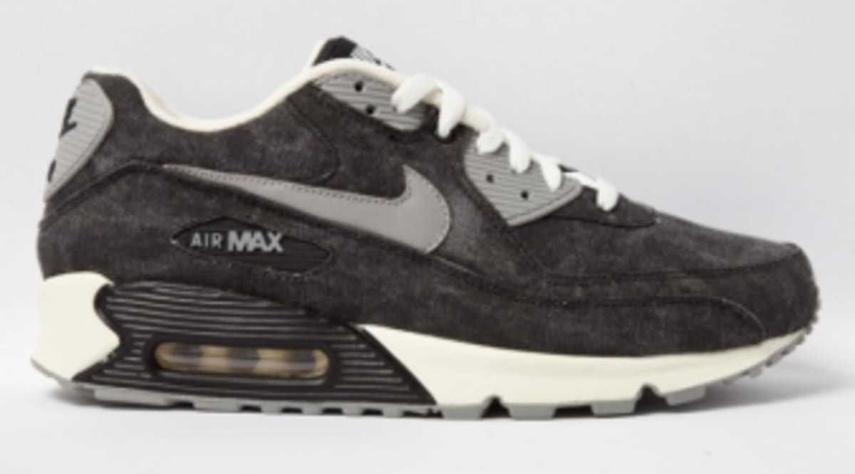 black air max 90 with white laces