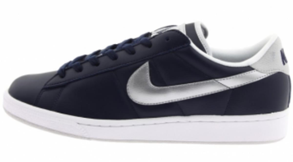 nike silver tennis shoes