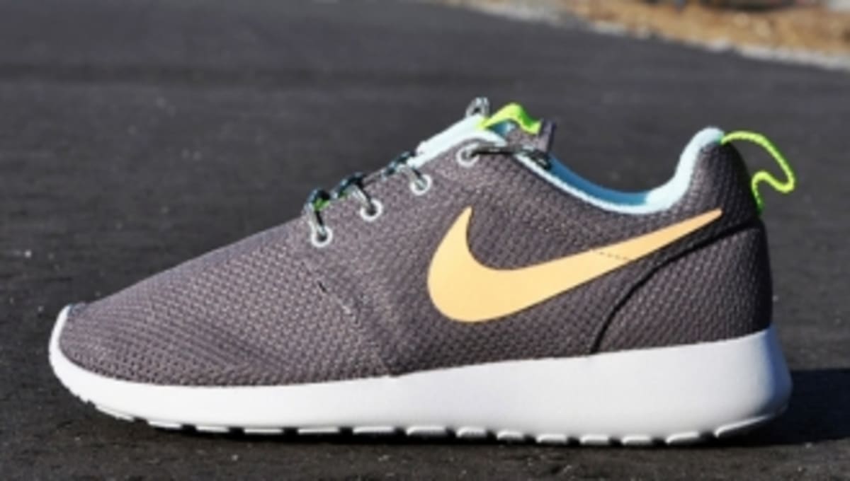 gray pink nike