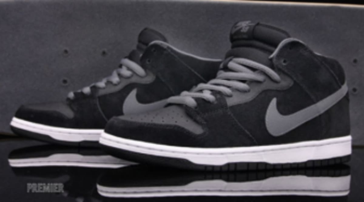 nike dunk mid black