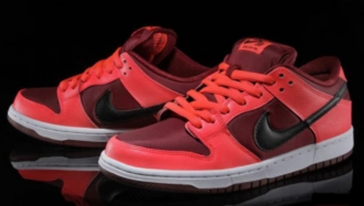 team red nike dunk low